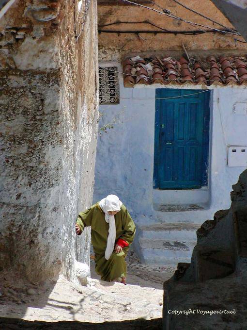 La alfombra roja duro de un residente, Chefchaouen - Marruecos
