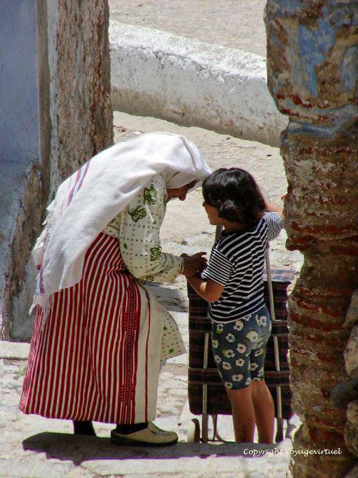 La anciana con traje tradicional y la niña, Chefchaouen - Marruecos