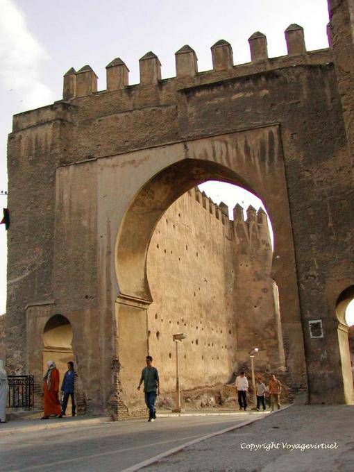 Una típica puerta y las paredes hacia la plaza Boujloud, Fez - Marruecos