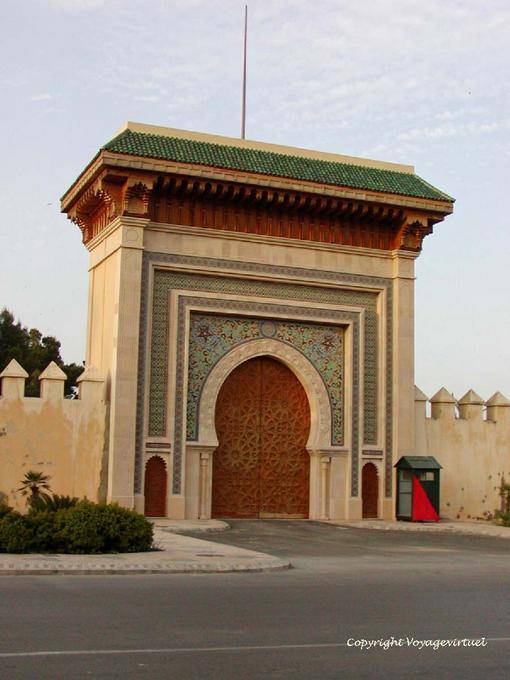 Una puerta tallada en cobre, Royal Palace Dar el-Makhzen Fez - Marruecos