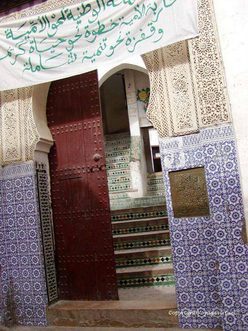 Zelliges y bandera entrada de la ciudad, Fez - Marruecos