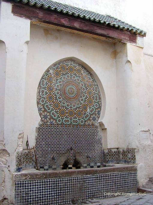 Talaâ Sghira, una de las 70 fuentes en policromada azulejos Fez - Marruecos