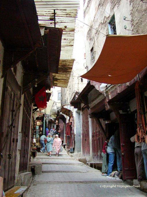Una calle en pendiente en la medina, Talaâ Kbira, Fez - Marruecos