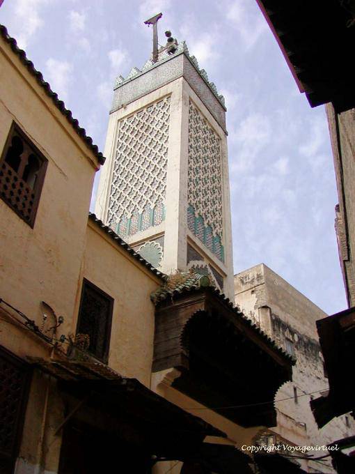 El minarete de una de las muchas mezquitas, Fez - Marruecos