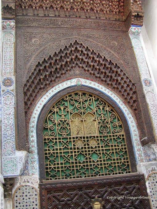 Principio de la puerta de madera tallada con mocárabes arco, Fes - Marruecos