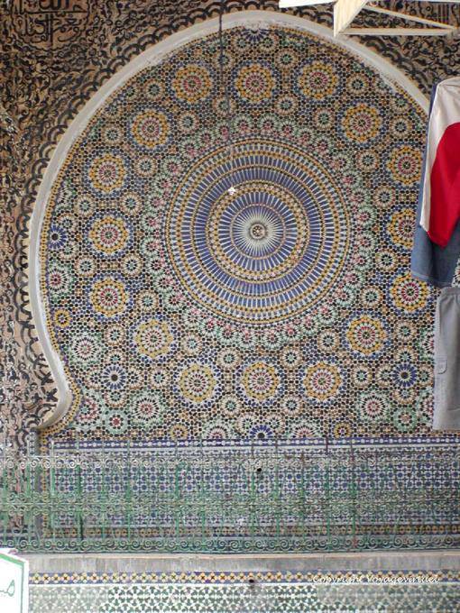 Zelliges una fuente de primer plano, Fez - Marruecos