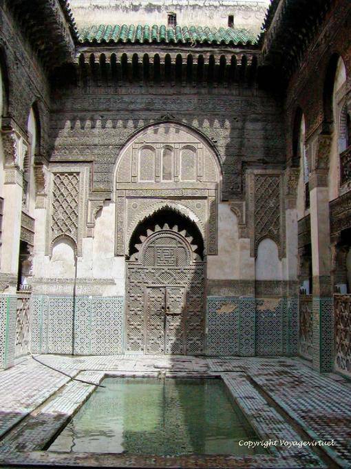 El patio y la cuenca del Sahrij Medersa, Fez - Marruecos