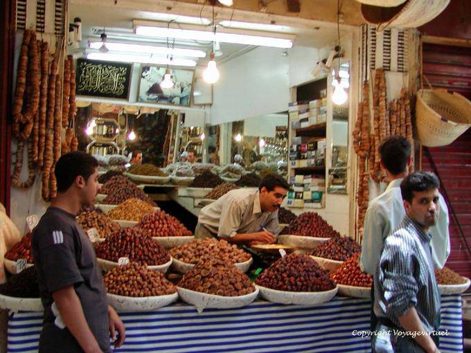El mercader de higos y dátiles en el zoco, Fez - Marruecos