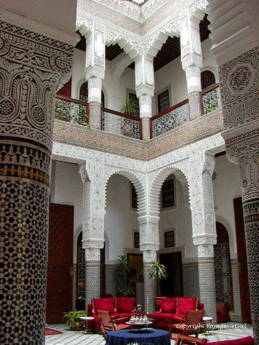 Columnas de estuco y azulejos palacio Patio marroquí Riad Fes - Marruecos