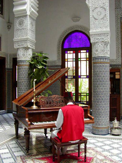 Un piano de cola en el patio de un palacio, Fez - Marruecos