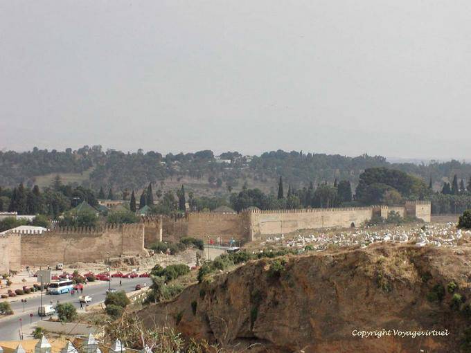 Paredes, paredes y visitas tumbas del cementerio de Bab Mahrouk, Fez - Marruecos