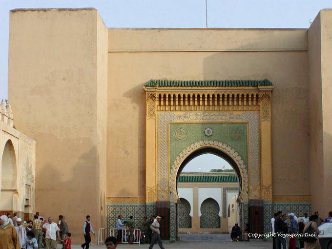 Una de las puertas del Palacio Real, frente al antiguo Méchouar, Fez - Marruecos
