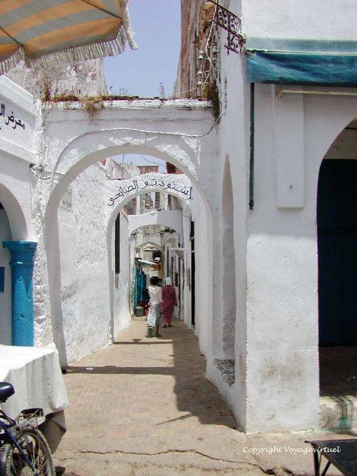 Retener a los arcos en un callejón, Medina, Larache - Marruecos