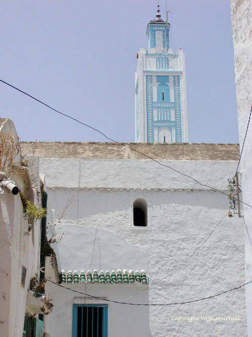 El alminar azul y blanca de una mezquita en la Medina, Larache - Marruecos