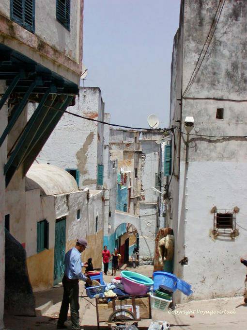 Vendedor ambulante en un callejón en la Kasbah, Larache - Marruecos
