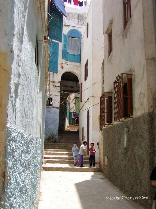 Escaleras y arco en la antigua medina, Larache - Marruecos