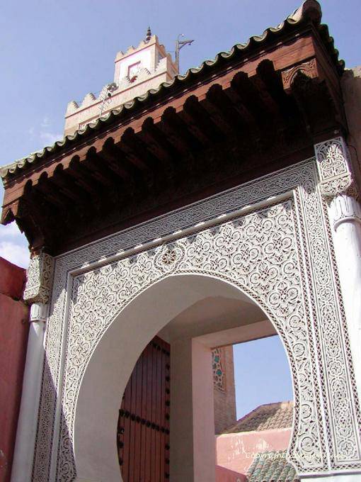 Decoración de la puerta de una mezquita en la Medina, Marrakech - Marruecos