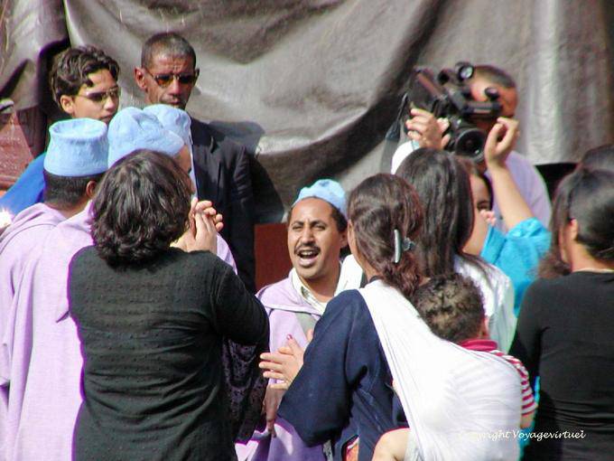 El canto y la danza de improvisación en una calle, Marrakech - Marruecos