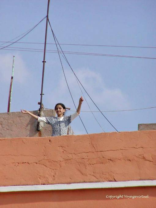 La alegría de la niña sobre un techo, Marrakech - Marruecos