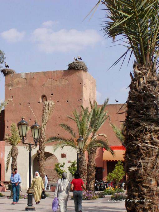 Cigüeñas en la puerta del lugar Ferblantiers, Marrakech - Marruecos