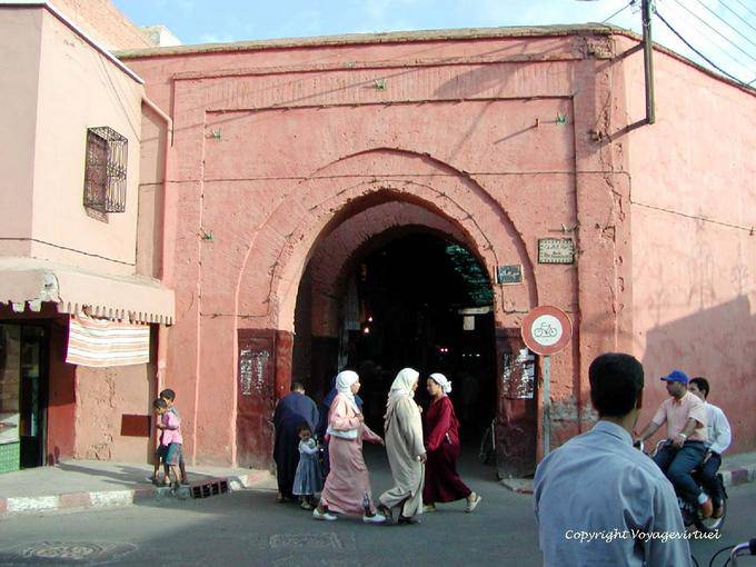 La puerta de entrada en un zoco cubierto, Mellah, Marrakech - Marruecos