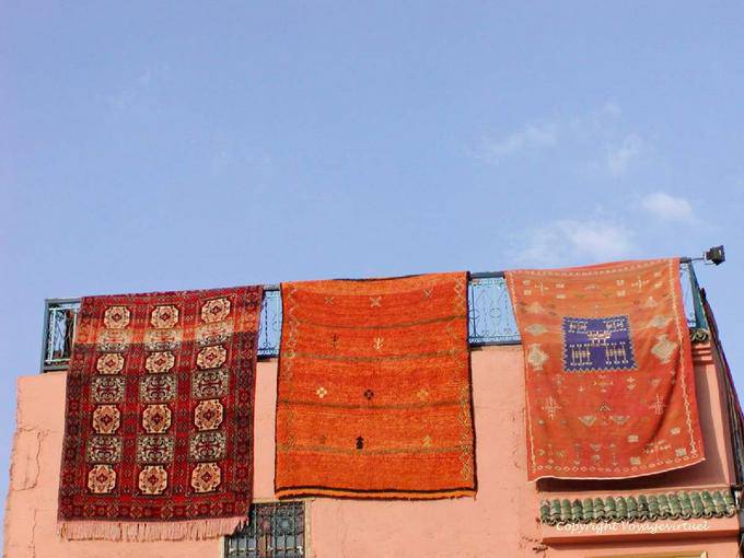 Presentaciones de la alfombra en el fondo del cielo, Jemaa el Fna, Marrakech - Marruecos