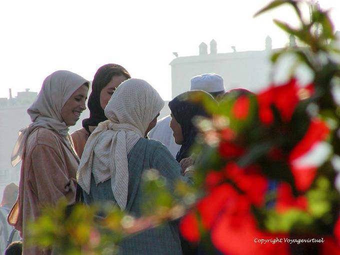 Chisme Mujer en el humo de la plaza Djemaa el Fna, Marrakech - Marruecos