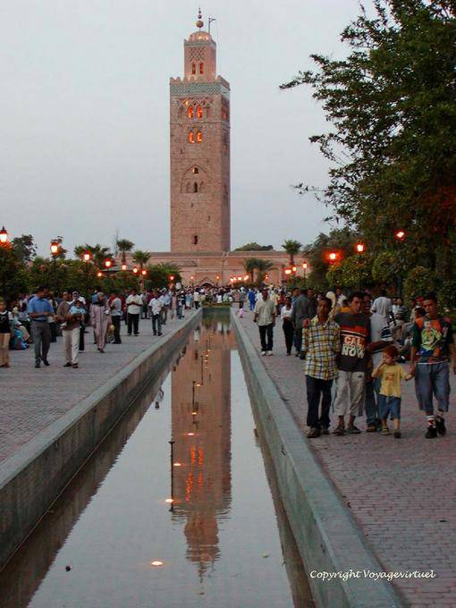 Reflejo del minarete iluminado en un estanque en el jardín de la Koutoubia, Marrakech - Marruecos