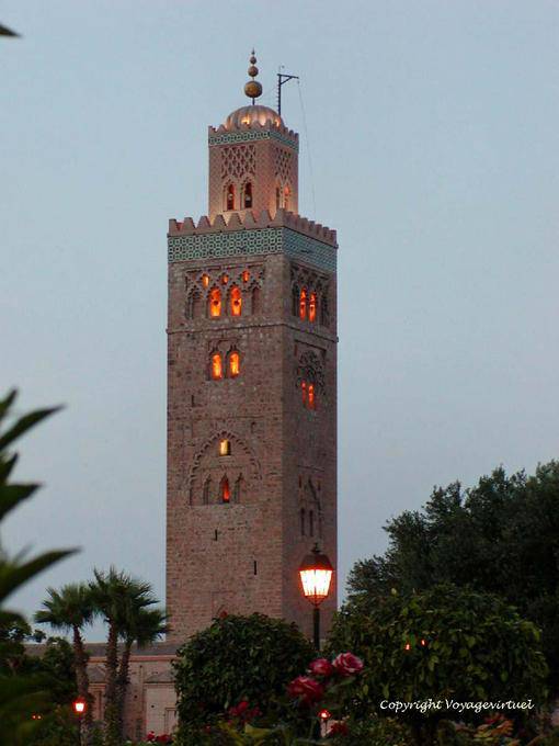 Iluminación del minarete de la mezquita de los libreros, Koutoubia, Marrakech - Marruecos