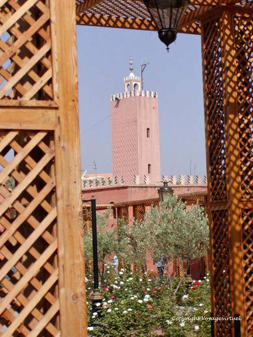 Los enrejados en el minarete de la mezquita Sidi Hmed El Kamel, Marrakech - Marruecos