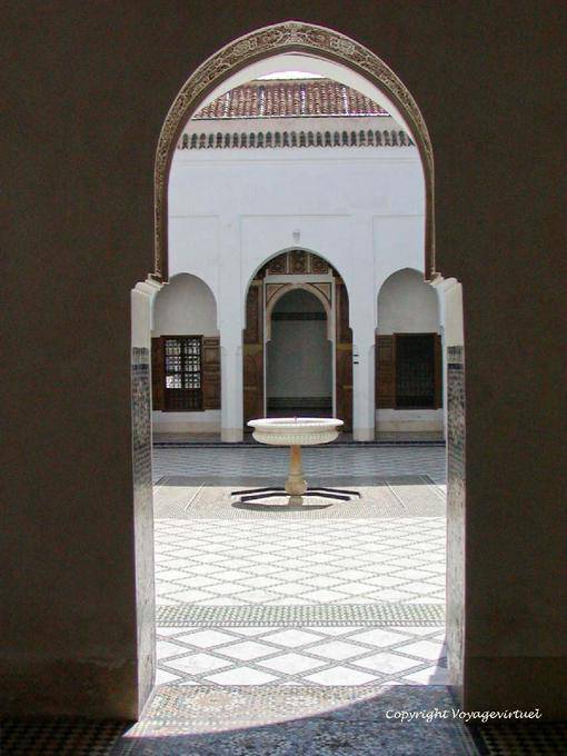 Fuente en el centro del pequeño patio, Bahia Palace, Marrakech - Marruecos