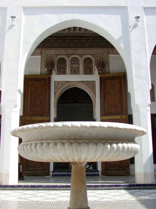 Fuente de mármol de Carrara del pequeño patio, Bahia Palace, Marrakech - Marruecos