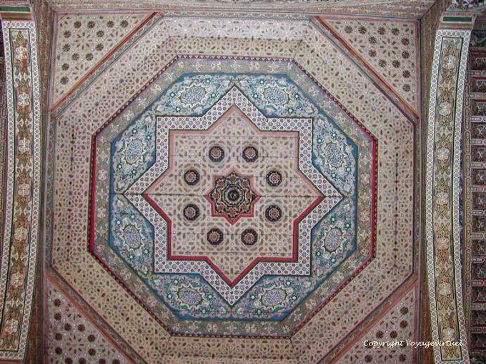 Arquitectura oriental y el techo pintado, Bahia Palace, Marrakech - Marruecos