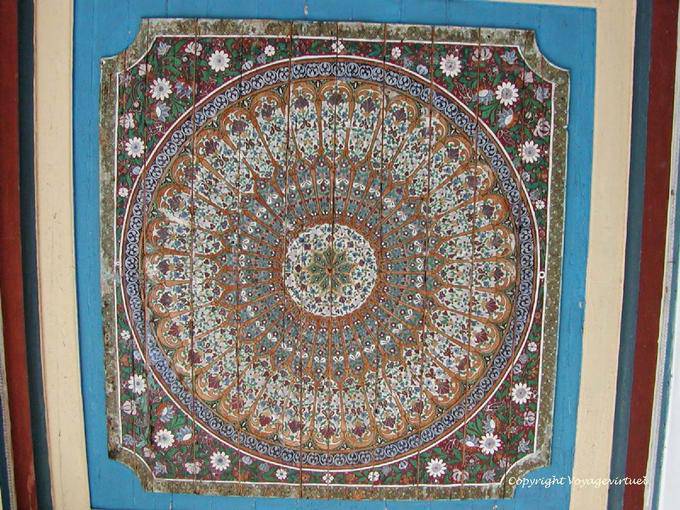 Techo pintado con patrones concéntricos y florales, Bahia Palace, Marrakech - Marruecos