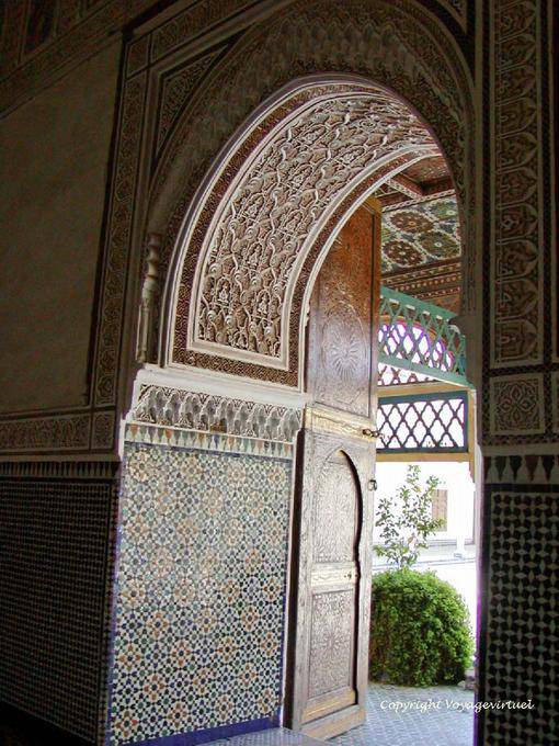 Decorado con estuco y azulejos, paso del Palacio de la Bahía, Marrakech - Marruecos