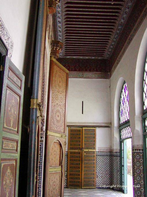 Techo y puertas de una galería de Pabellón privada, Bahia Palace, Marrakech - Marruecos