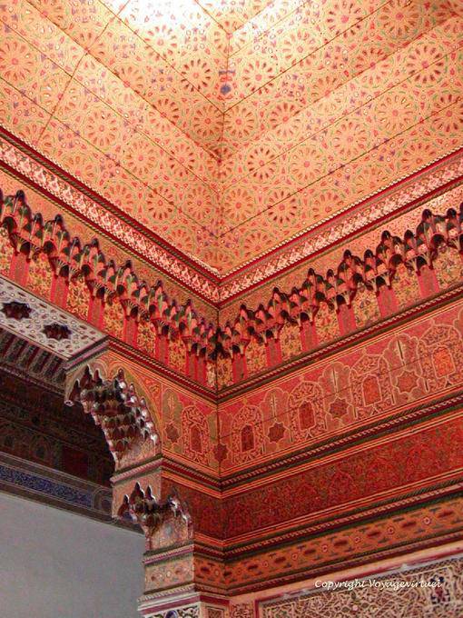 Riqueza de las pinturas sobre madera de haya y cedro, Bahia Palace, Marrakech - Marruecos