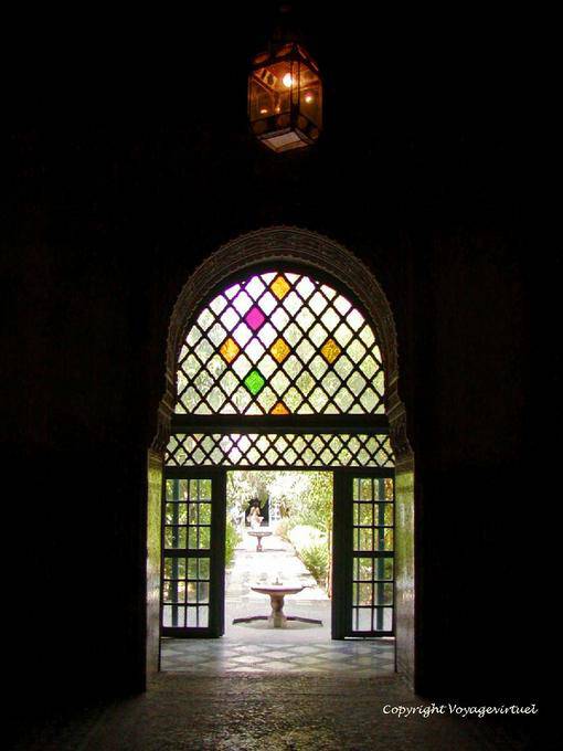 Sombra de la luz en el gran Palacio de Riad Bahia, Marrakech - Marruecos