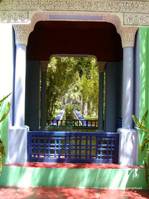 Perspectiva del canal de riego a través del kiosco, Jardin Majorelle, Marrakech - Marruecos