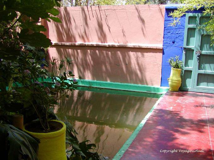 Armonía multicolor entre la puerta y el lavabo, Jardín Majorelle, Marrakech - Marruecos