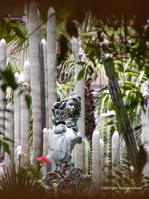 Estatua en medio de cactus, Jardin Majorelle, Marrakech - Marruecos
