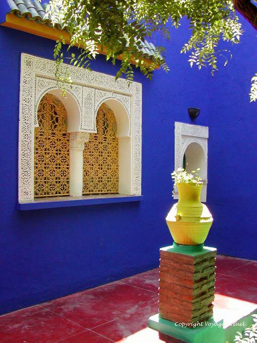 Ventana árabe-andaluz y la armonía de los colores, Jardin Majorelle, Marrakech - Marruecos