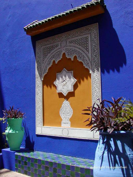 Estuco refinado entre la luz y la sombra, museo bereber, Jardin Majorelle, Marrakech - Marruecos