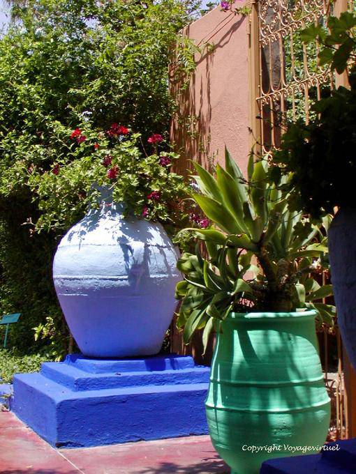 Tarros de terracota de color, Jardin Majorelle, Marrakech - Marruecos