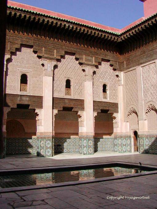 La pared de un ala alrededor del patio principal, madraza de Ben Youssef, Marrakech - Marruecos