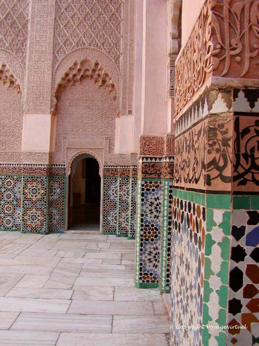 Paredes y zeliges mocárabes cúpula baja, patio de la madraza de Ben Youssef, Marrakech - Marruecos