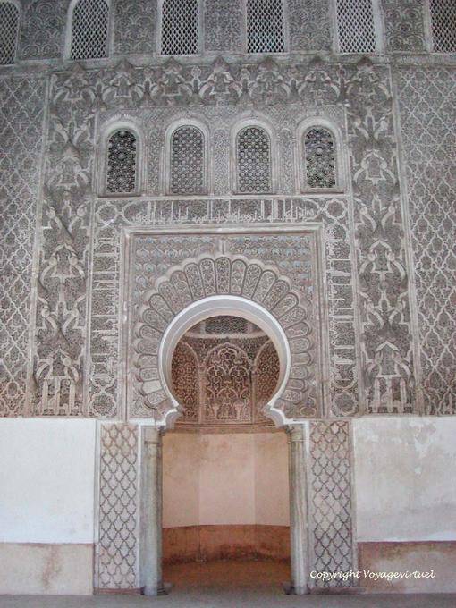 En la sala de oración frente al mihrab, madraza de Ben Youssef, Marrakech - Marruecos
