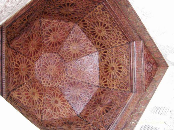 Techo cúpula de madera de una nave, sala de oración, madraza de Ben Youssef, Marrakech - Marruecos