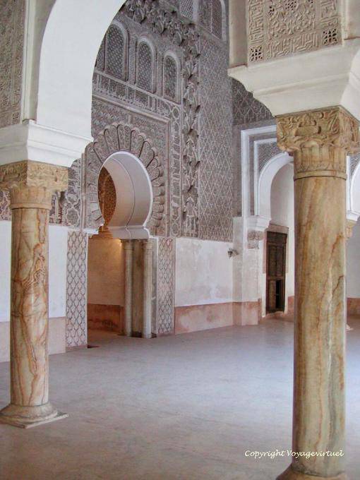 Columna de mármol de la sala de oración y abierto el mihrab, madraza de Ben Youssef, Marrakech - Marruecos