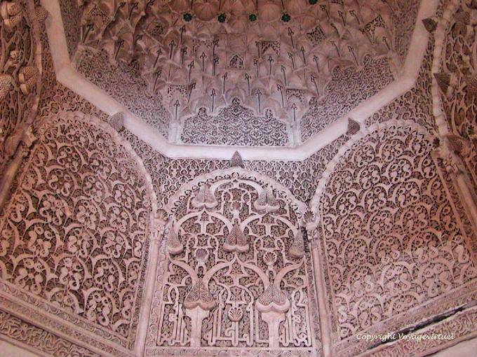 Las paredes y los mocárabes de yeso cúpula del mihrab, madraza de Ben Youssef, Marrakech - Marruecos
